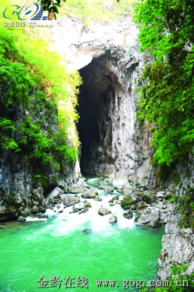 平塘县牙舟镇泥土黄而黏,上釉烧制后,色泽和谐,古朴典雅,是烧制陶器的