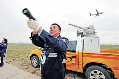 流亭国际机场里的一些人就要格外警惕,他们利用各种方式驱赶小鸟