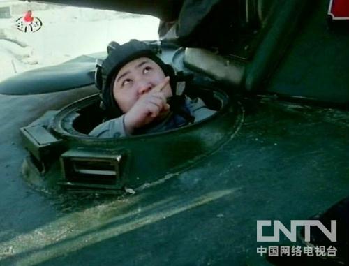 图为朝鲜国家电视台播放有关金正恩纪录片，金正恩驾驶坦克画面。（资料图）