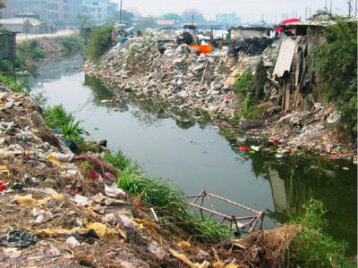 贵屿镇,一个位于广东省汕头市潮阳区的边陲小镇,因电子垃圾而暴富,被