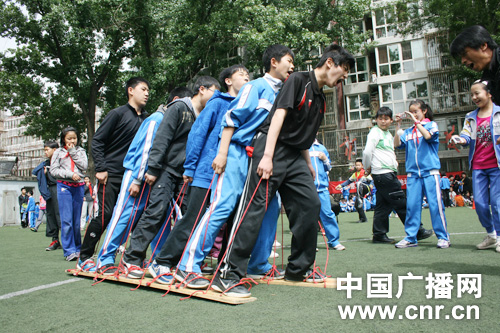 地坛小学拓展游戏节 少年阳光下健康成长(组图