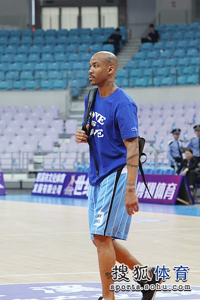 月28日,美国NBA篮球传奇巨星队和CBA新科冠军北京男篮在浙江