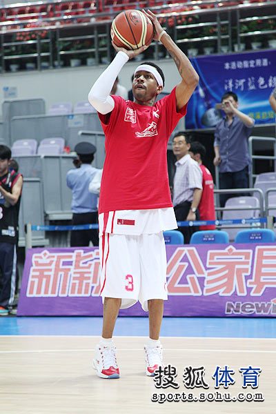 月28日,美国NBA篮球传奇巨星队和CBA新科冠军北京男篮在浙江