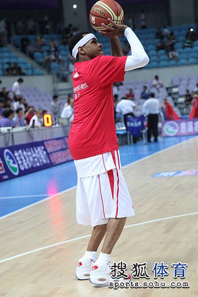 月28日,美国NBA篮球传奇巨星队和CBA新科冠军北京男篮在浙江