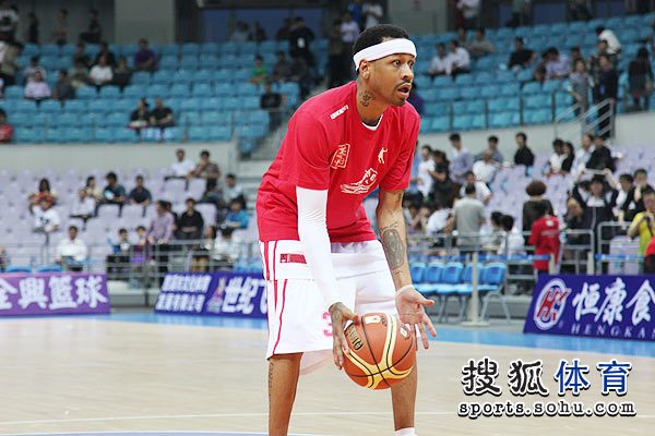 月28日,美国NBA篮球传奇巨星队和CBA新科冠军北京男篮在浙江