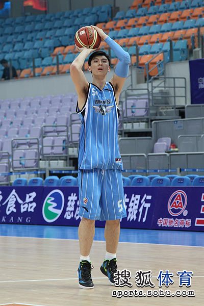 月28日,美国NBA篮球传奇巨星队和CBA新科冠军北京男篮在浙江