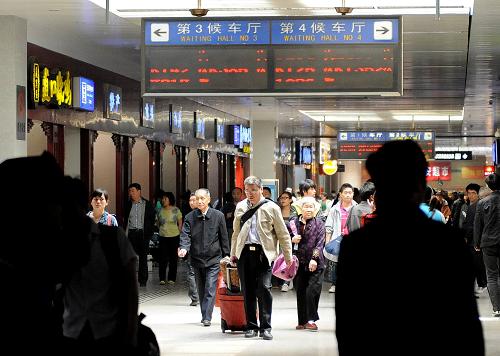 4月28日，旅客准备进入郑州火车站候车大厅候车。新华社记者 李安 摄