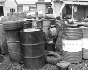 居民区里的大量废油桶