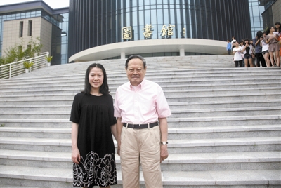 杨振宁携妻子翁帆来到东莞理工学院城市学院