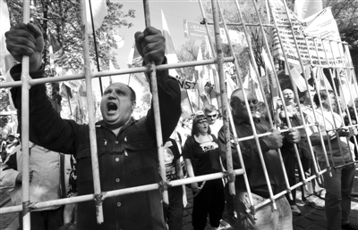 季莫申科称狱中被殴 支持者举铁牢抗议(图)
