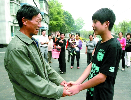 熊兴明正感谢杨雨川从河中救起孙子小宇