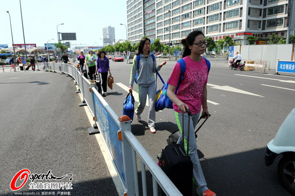 图文:女排抵达宁波备战韩国 女排队员出发