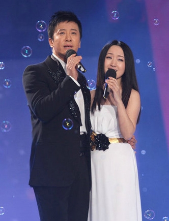 [提要]   2012年湖南台小年夜春节晚会杨钰莹与毛宁牵手演唱《心雨