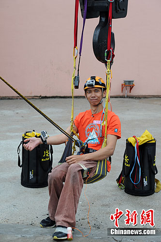 香港攀登公开赛冠军何善辉正准备升上高台。杨华峰 摄