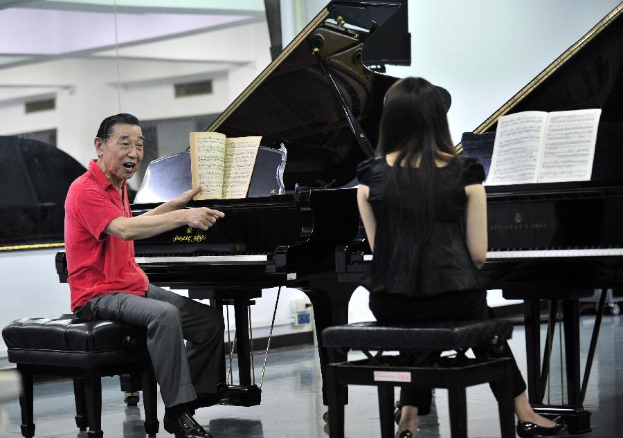 钢琴家傅聪台师大首开"大师班"(组图)