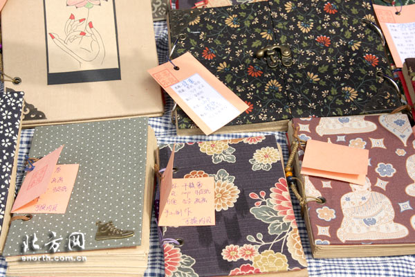 儿童立体书在众多商品中格外显眼。这里有龟兔赛跑、白雪公主、狐狸与乌鸦等众多大人孩子耳熟能详的故事。打开书页,里面是立体呈现出的故事情景,一个个场景和人物就那么生动地站在读者面前,仿佛从书中活了一般。蒋生是目前代理制作儿童立体书的公司总经理,他说,儿童立体书在国外很流行,由于制作精良、且寓教于乐,又能启迪智力,培养孩子看图说话的能力而深受国外儿童和家长的欢迎。他说:我们公司目前主要在做出口贸易,但是,公司也有自己的设计团队,目前正在做一些自主品牌的样书。我们希望在时机成熟的时候,在国内开拓儿童立体书市场