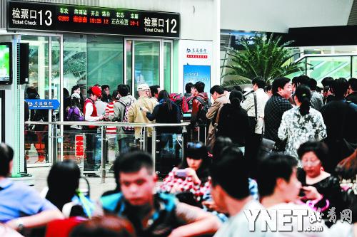 旅客在北京南站检票口排起长队 摄影/本报记者魏彤