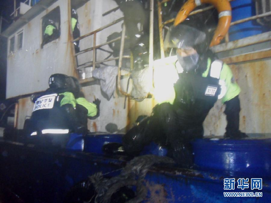 韩国海警登船扣留9名中国船员(组图)