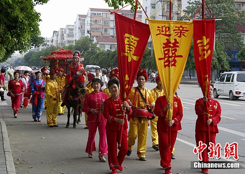 广西街头\复古范\婚礼引市民围观(组图)