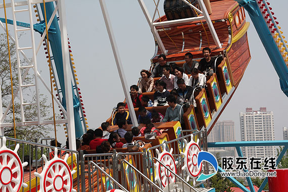 烟台南山公园游人如织 动物园人满为患(图)