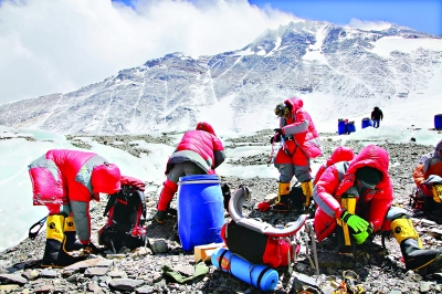 雪线在海拔6580米左右。地大登山队队员更换