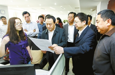毛超峰到河南法制报社调研(图)