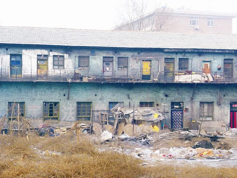 几折腾,时过16年,吕梁市离石区热电厂的集资房变成了烂尾楼.