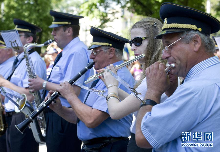 5月1日，在克罗地亚首都萨格勒布的马科西米尔公园，由公交公司工人志愿者组成的乐队给民众演奏，庆祝“五一”国际劳动节。新华社发（米绍・利沙宁摄）