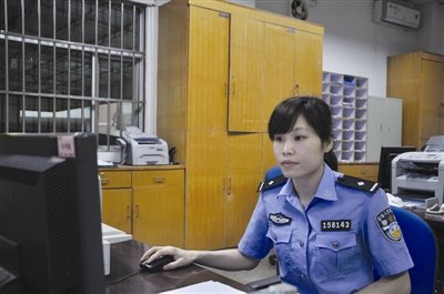 东莞女警自掏腰包帮阿婆支付20元分户费(图)