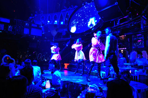 4月28日,奥迪tt炫动风尚激情夜活动在重庆得意世界tt酒吧开启,一段