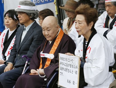 5月2日，日本知名作家濑户内寂听(右2)参加了在东京霞关经济产业省门前举行的绝食活动，对政府欲重启关西电力公司大饭核电站3、4号机组表示抗议。
