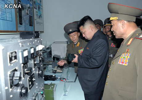 金正恩参观朝鲜人民军第26届军事科技展