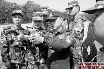 深圳著名特警神枪手毛利达在传授手枪实战速
