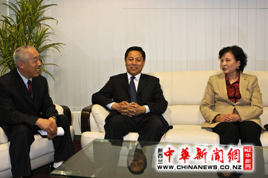 廖菊华总领事右与吕振宇副部长中景曦社长左在一起亲切交流。