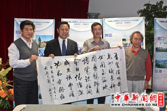 廖菊华总领事右与吕振宇副部长中景曦社长左在一起亲切交流。
