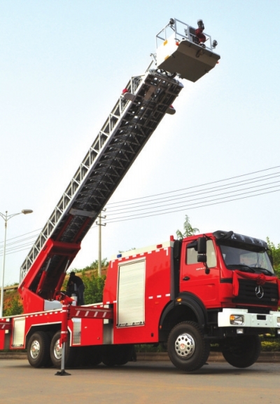 42米云梯消防车,使该县消防大队灭火救灾,抢险救援能力得到进一步加强