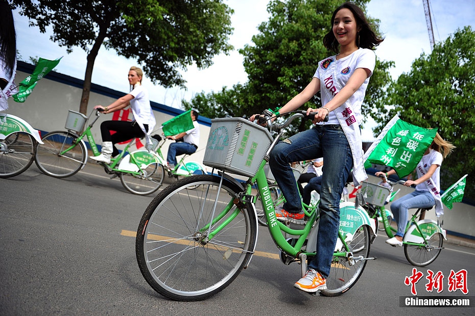 中华旅游小姐骑单车 倡导绿色出行 低碳生活
