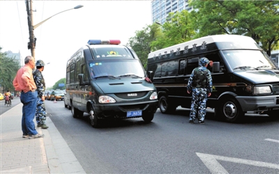 运钞车被追尾(图)