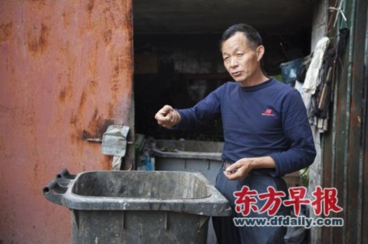 昨日,白兰路5弄,常瑞华正介绍在垃圾桶内发现1000元时的情形.