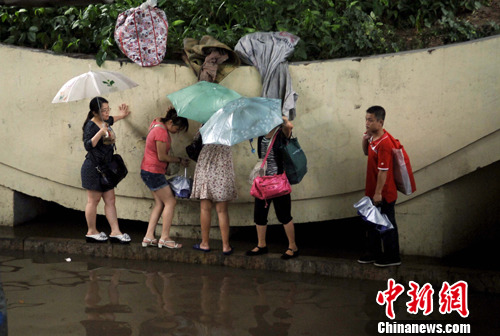 图文:广州受雷雨大风袭击 淹水致市民出行不便