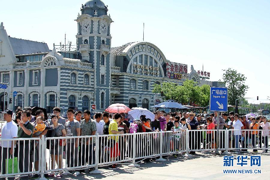 旅游旺季人山人海 体验长达百米的火爆"排队"(组图)
