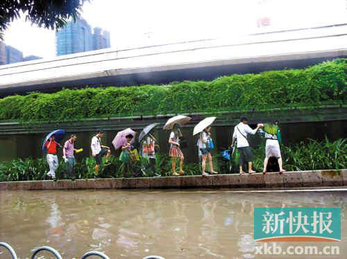 昨天7时12分广州启动防暴雨内涝三级响应，天河立交、天河客运站、广州大道北等多处积水车停行