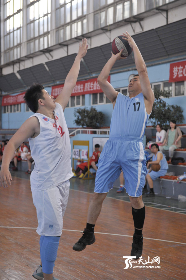 新疆体育记者篮球队成立(组图)