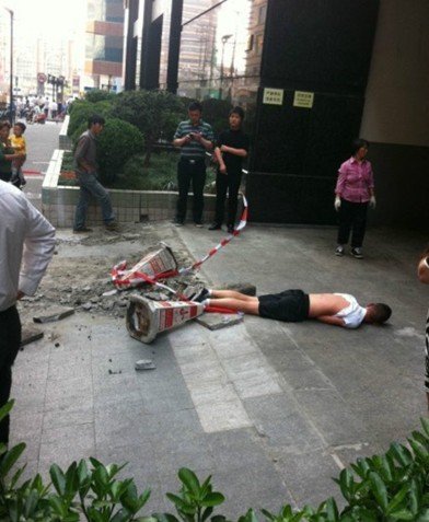 上海南京东路六合路口多人斗殴 2名男子受伤
