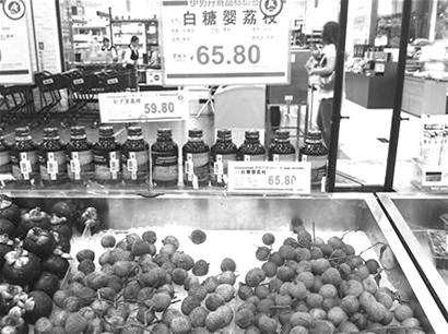 近日，成都已有荔枝上市。然而，市民在准备购买时发现，其价格贵得离谱，“白糖罂”和“妃子笑”的售价最高分为65元/斤和60元/斤，而1斤白糖罂约有20颗，每颗价格3元左右。