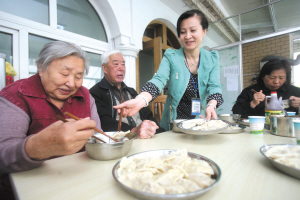 吃饭方便了,老人很高兴.