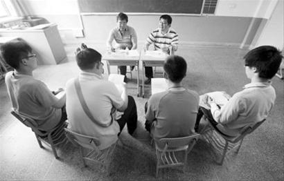 上海男子高中举行面试 男生称无女生参与压力