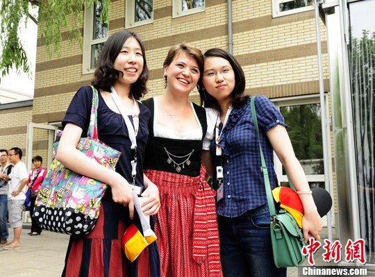 中国青年受邀访问德国驻华使馆(组图)