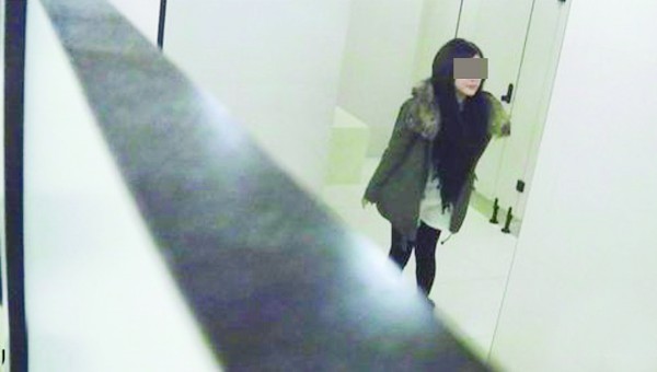 称有人在上海美罗城商场女厕所内偷拍,并将偷拍到的视频卖给日本成人