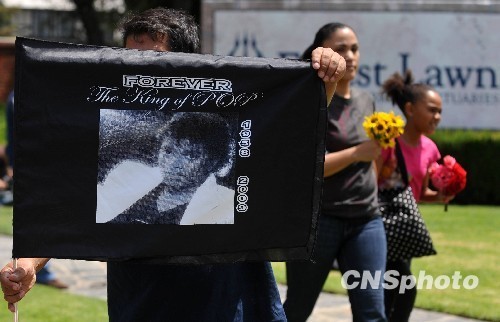 6月25日是迈克尔・杰克逊的周年忌日。当天，来自全球各地的歌迷陆续来到洛杉矶森林草坪墓园祭奠安葬在这里的“流行天王”。当地警方称，一上午就有5000名歌迷前来墓园悼念杰克逊。